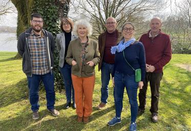 L'équipe réunie autour de la présidente et de la directrice, à l'issue de l'assemblée générale, le 14 mars à Massignac.
