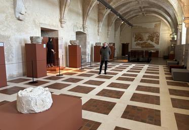 Jean-Luc Dorchies a repensé l'ancien réfectoire, et propose de découvrir l'ancienne salle capitulaire, découverte sous le plancher.