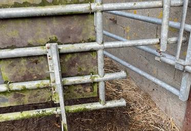 Deux tubulures, au centre de la barrière, permettent de la bloquer facilement.