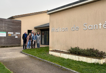 Devant la maison de santé de Ménigoute, de g. à dr. : le "médecin solidaire" de la semaine du 24 février, Sarah, coordinatrice, Didier Gaillard, maire de la commune, Élodie Bourcier, médecin venue de Belgique et Mélanie, coordinatrice.