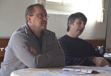 Bertrand Letellier, co-président de Bovins Croissance, et Vincent Vigneau, technicien de la Chambre d'agriculture.