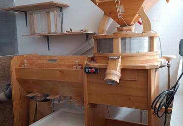 En accédant à la transformation sur l'exploitation, comme ici avec ce moulin à farines, à la ferme du Boussentin à Vouillé (79), les agriculteurs peuvent apporter une valeur ajoutée à leurs productions et mieux maîtriser les circuits de commercialisation.
