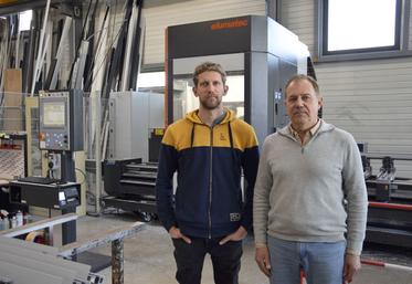 Victor et Pascal Biron devant leur nouveau centre d'usinage.