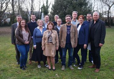 Le bureau autour de sa présidente.