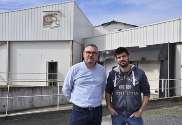 René Harny et Nicolas Roy, devant l'abattoir de Chalais.
