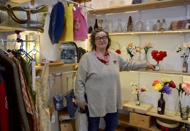 Les compositions florales en tissus et papier de Claire Pasquet lui ont valu d'être remarquée par la cristallerie d'art Maison Daum à Paris. Elle travaille actuellement à un arbre d'accueil pour la plateforme des aidants de Châteauneuf.