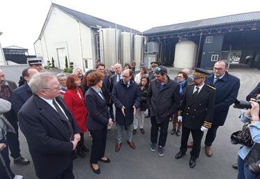 En visite au château Montifaud, à Jarnac-Champagne, Annie Genevard a échangé avec les élus et les acteurs du bassin viticole charentais.