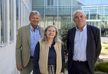 Le directeur général de la MSA des Charentes Edgard Cloërec (à gauche) et le président Patrick Couillaud entourent Sandrine Leservoisier, référente des élections MSA 2025.