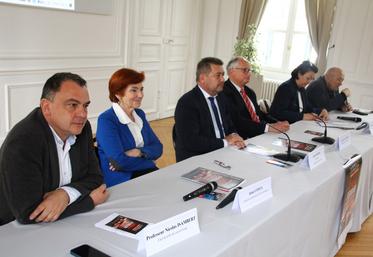 Les fonds collectés "ont un impact direct et concret sur la recherche clinique et fondamentale", insiste le professeur Nicolas Isambert (au premier plan).