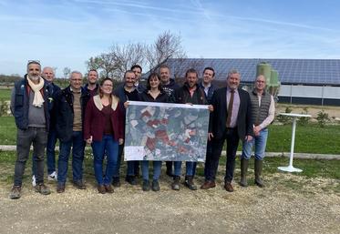 Les partenaires qui ont participé à l'installation des époux Bonifait (au centre, qui tiennent la carte) se sont donné rendez-vous vendredi 4 avril.