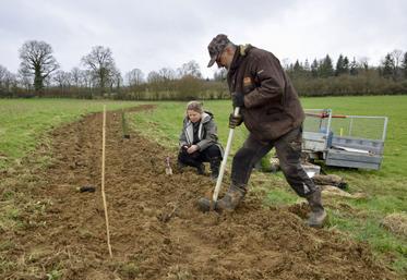 Mi-mars, Maïlys Clair et Romain Trémeaux étaient occupés à la plantation d'une haie composée de 200 végétaux (une trentaine d'essences, dont le Pacanier pour la noix de Pécan).