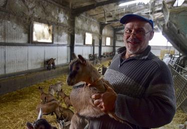 Jean-Pierre Monthubert élève 350 chèvres alpines à Ligné.