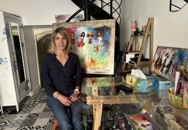 Zeina Hokayem peint des tableaux de femmes, très colorés, sur de l'acier.