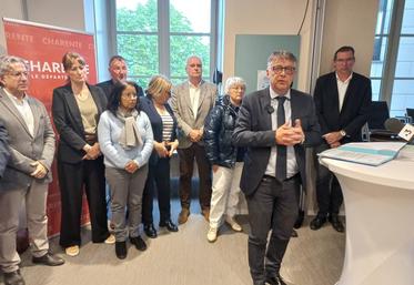 Philippe Bouty a tenu une conférence de presse mardi soir entouré des 13 conseillers départementaux qui lui sont restés fidèles.