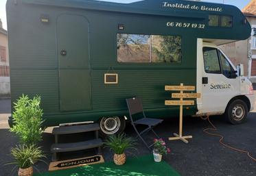 Le camion Christelle Berthonneau s'appelle Sereine. Elle va à la porte de ses clientes ou s'arrête sur la place des villages.