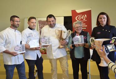 La Maison Lafaye (à droite) a remporté le concours du grillon charentais cette année, devant Fabrice Courraud (au centre). Il a aussi été couronné pour son grillon innovant. La Maison Pelletan (à gauche) a terminé à la deuxième place du concours du grillon innovant.