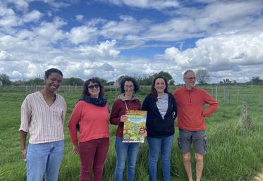 Tatiana Mussungu, animatrice au Civam, Fabienne Marseault-Fortin, Laurence Gauthier, Emmanuelle Rapaud et Stéphane Moreau préparent le week-end de Ferme en ferme.
