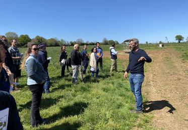 Denis Boulanger, responsable de la ferme du lycée Jacques Bujault, expose les aménagements choisis, entre agroécologie, pertinence économique et confort de travail.
