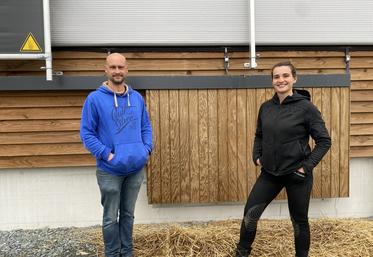 Samuel Charles, associé du Gaec des trois villages et Marion Estrade, salariée en charge du troupeau caprin, devant une des portes coulissantes équipant chaque lot de chèvres.