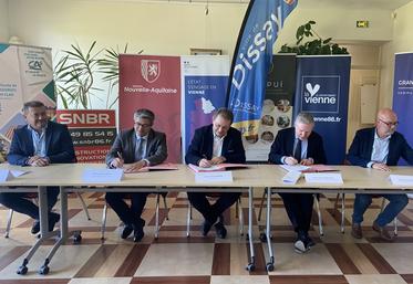 Les maires de la commune et élus du territoire ont signé les conventions à la mairie de Jaunay-Marigny.