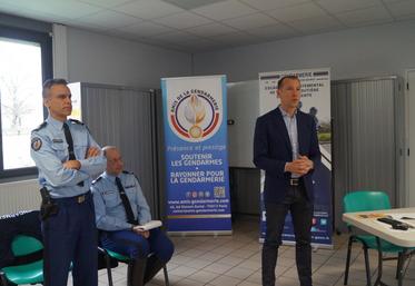 À droite, Thomas Gonon, dirigeant du cognac A de Fussigny a témoigné de son engagement de gendarme réserviste, à l'invitation du colonel Cédric de Penfentenyo de Kervéréguin(debout, à gauche).