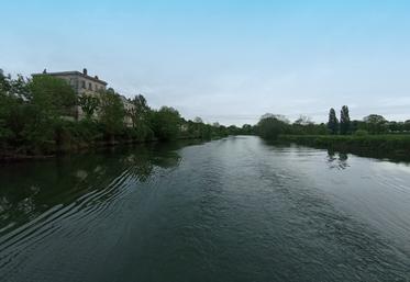 Le fleuve Charente assure 30 % de l'approvisionnement en eau d'Eau 17, mais son débit risque de baisser dans les années à venir sur les périodes estivales, qui sont par ailleurs les plus consommatrices du fait de la présence touristique.
