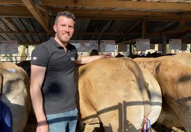 Julien Dupuis, de l'Earl la Mardière, aux côtés de sa génisse Parthenaise ayant remporté le prix de championnat du concours. Elle a été achetée pour la boucherie du Leclerc d'Azay-le-Brûlé.
