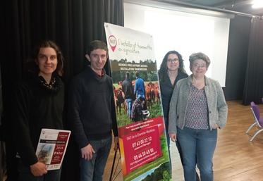 Audrey Tricard, vice-présidente, Julien Rouger, président, Nathalie Duchiron, animatrice, et Magalie Vinet, trésorière.