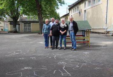 Une partie de bénévoles engagés dans l'organisation du centenaire de l'école d'Availles-Limouzine.