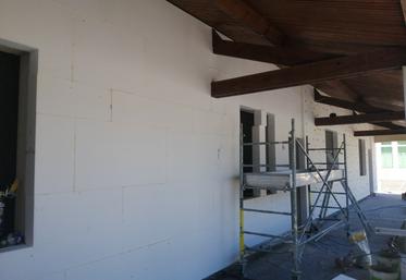 Lors des travaux d'isolation extérieure à l'école de Lencloître.