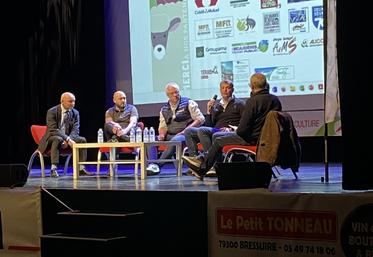 Autour de la table, des éleveurs du bocage bien dans leur élevage. Ils s'accordent notamment sur le fait que les labels et contractualisations sont des atouts pour passer les crises.