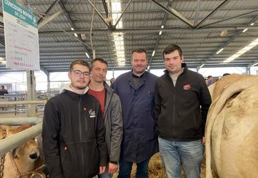 Au centre, Stéphane Goubeau, éleveur à Saint-Marc-la-Lande et Mathieu Maillard, acheteur pour Socopa. Stéphane est venu accompagné de ses deux fils, Valentin et Clément.