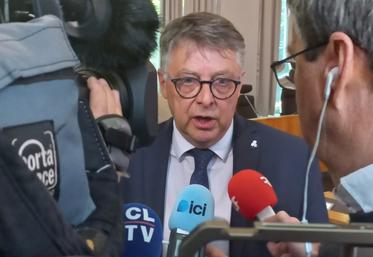 Philippe Bouty, submergé par la presse à l'issue de la dernière séance.