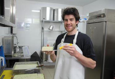 Victor Fighiera fait des tofus nature, mais aussi aromatisés. Ici, à l'ail des ours de Fontenay-le-Comte.
