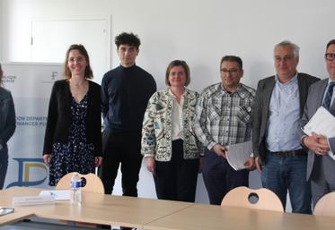 L'équipe du Centre des Finances publiques de Poitiers, aux côtés de Bruno Montmureau, directeur Réseau expertise, lors de la conférence de presse du lancement de campagne 2025.