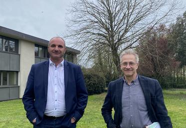 Denis Mousseau, président de la chambre interdépartementale d'agriculture 17-79, avec Pol Lefèbvre, directeur général qui passera la main d'ici quelques semaines à Christophe Chenut, actuel directeur général de la chambre régionale d'agriculture du Centre.