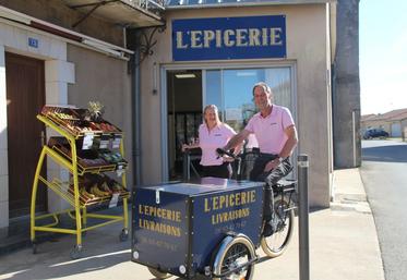 Tom et Didi Hawkins ont repris la supérette de Bouresse, ouverte tous les jours, sauf le mardi de 8 h à 13 h et de 15 h 30 à 19 h 30. Le dimanche de 8 h à 12 h.