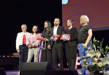 Quatre apprentis méritants ont été distingués par la CMA. Encadrés par Geneviève Brangé et Myriam Maillet, on retrouve de gauche à droite : Anaïs Pele (boucherie), Judith Meunier (pâtisserie), Mohamad Al Hasan (coiffure) et Clara Belkhiria (esthétique).