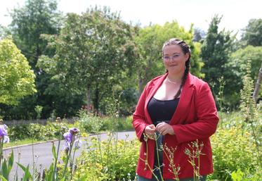 Clémence Emery prépare la finale du concours de reconnaissance des végétaux au lycée de Thuré.