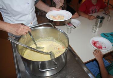 La soixantaine d'élèves de l'école de La Chapelle-Montreuil sont habitués chaque semaine à mener des produits locaux.