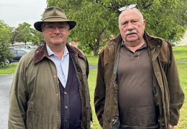 De gauche à droite, Xavier Desouche et Philippe Dubois, ancien vétérinaire du Groupement de défense sanitaire de la Charente.