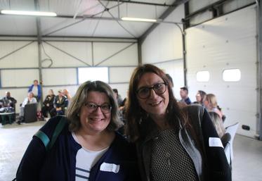 Pour Muriel et Sandrine, le moment est important. Elles font partie des 25 premiers salariés de l'entreprise à but d'emploi Oxalys.