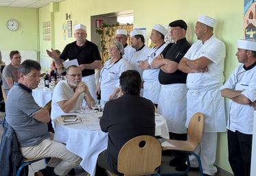 Les chefs de la restauration collective (La Couronne, Roullet et Touvre) ont présenté les résultats de leurs échanges au cours d'un repas qu'ils ont préparé.