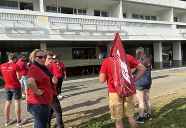 Les JA ont entouré la permanence avec des bottes de paille.