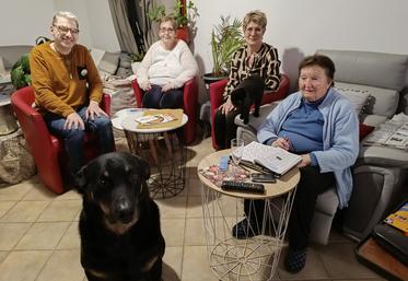 Christelle Dangu (2e en partant de la droite) accueille, de gauche à droite, Sylvain, Annick et Catherine.
