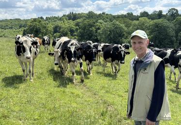 Joël Boucher, éleveur du GAEC du Verger à Montemboeuf au milieu de ses vaches laitières. L'activité laitière devrait s'arrêter avec son départ à la retraite sauf si son associé, Hugo Javelaud, avait une proposition sérieuse pour la reprise de l'atelier lait.