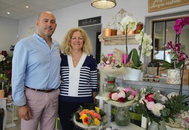Si les fleurs ne suffisent pas pour faire plaisir aux mamans, Jérôme Villain et Nathalie Buard proposent une gamme de thé et café locaux, du chocolat, ainsi que des objets et bijoux en pierre et minéraux.
