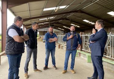 Le préfet Simon Fetet, à droite, échange avec les élus de la Fnsea 79, Thierry Bernier et Jean-Baptiste Rasillard et les exploitants hôtes (centre), Freddy Roy et Aurélien Étavard.