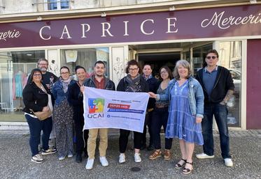 Ce 16 mai, le « ptit déj entre pros » se déroule au soleil devant la boutique de lingerie de Sandrine.
