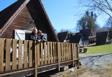 Line et Raymond Gallet sont agriculteurs à la retraite. Ils ont entrepris la restauration du village du Pelchin en 2020.